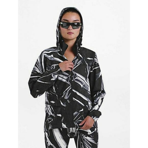 NWT Nike Women's Shield Flash Running Jacket Size XL - Picture 10 of 10